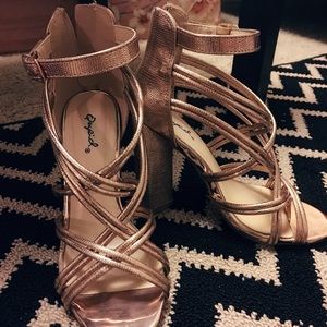 Beautiful Gold Heels😍🔥